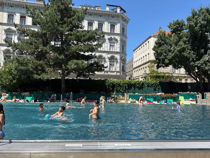 Na kopališču Jörgerbad na Dunaju celodnevna vstopnica za odrasle stane 7,60 evra. | Foto: Bralec