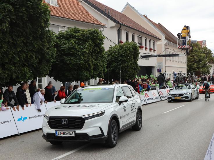 Vozila, ki spremljajo dirko, opravljajo več nalog hkrati – zagotavljajo tehnično pomoč, skrbijo za varnost na trasi in omogočajo natančno usklajevanje vseh vključenih ekip. | Foto: Emil Frey Avtocenter d.o.o.