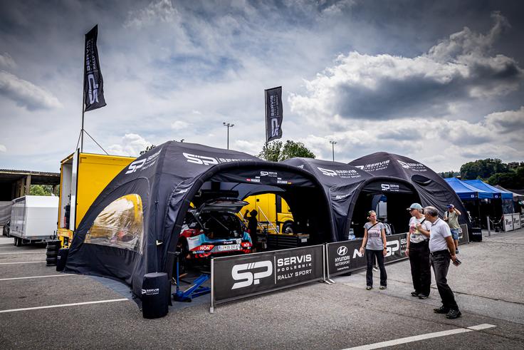 Slovenska ekipa Servis Podlesnik Rally Sport skrbi za dirkalnik avstrijskega reli prvaka Simona Wagnerja. | Foto: Uroš Modlic