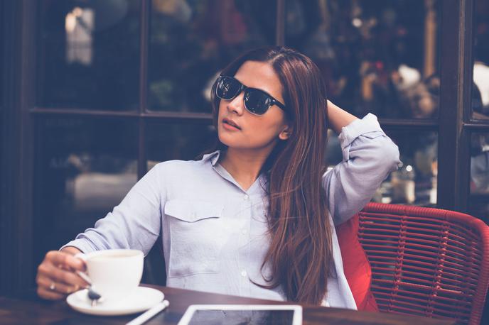 ženska, dekle, pomlad, jesen, kava | Foto Pexels