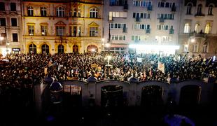 Na Poljskem tisoči protestirajo proti zaostritvi prepovedi splava