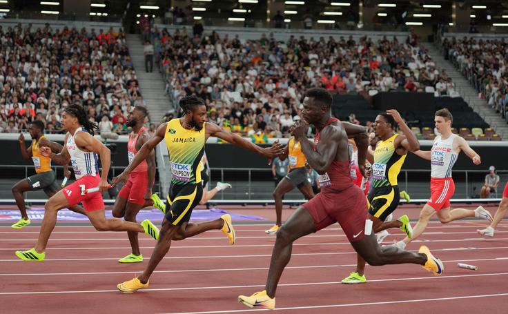  Ryiema Forde in Kishane Thompson sta zamočila pri predaji. | Foto: Reuters