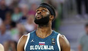 Kriza se nadaljuje: kaj se dogaja z naturaliziranim Slovencem?