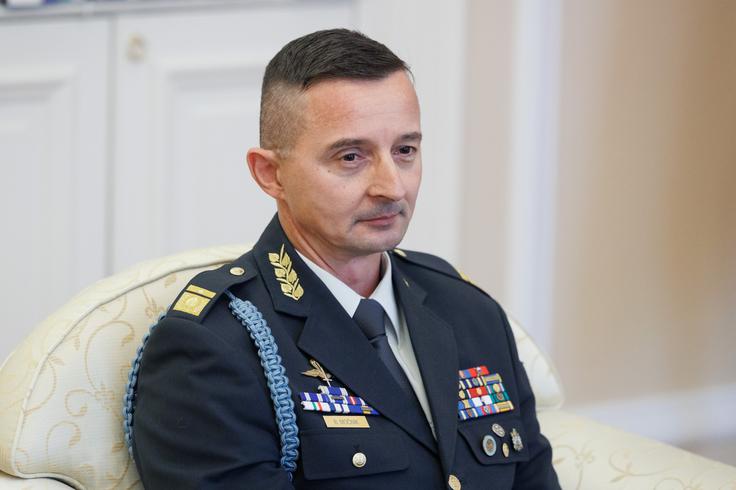 Močnik je karierni vojak, sicer magister obramboslovja, ki je tudi dobitnik številnih medalj in priznanj na vojaško-obrambnem področju. | Foto: STA