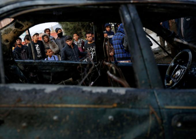 Ljudje opazujejo ostanke po samomorilskem bombnem napadu v Kabulu, november 2017. | Foto: Reuters