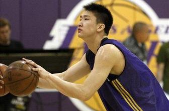 Kitajski "Magic Johnson" podpisal za Kratkohlačnike