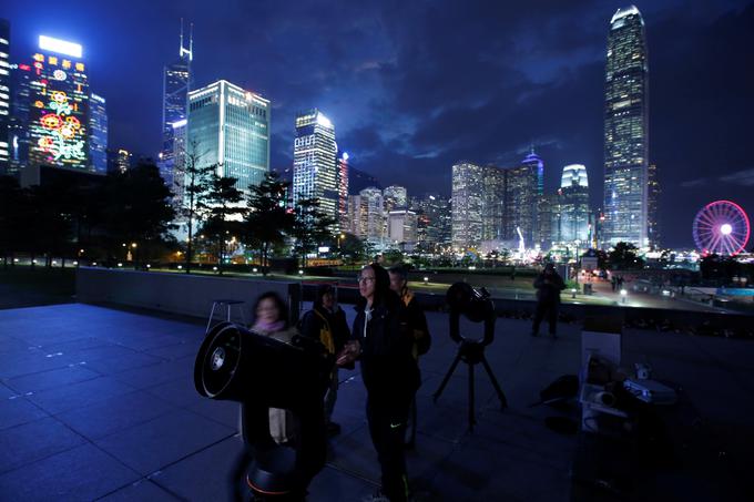 Prebivalci Hongkonga so se takole pripravljali na opazovanje super modre krvave lune.  | Foto: Reuters