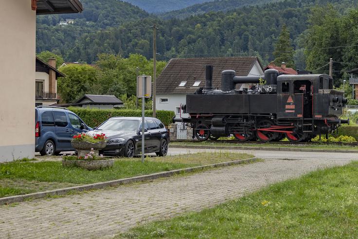 Stara parna lepotica JŽ 153-004 krasi postajo Ruše in spominja na čase, ko je v Tovarni dušika Ruše bilo toliko proizvodnje, da so imeli svojo lokomotivo za premik. Po obnovi so jo prestavili iz tovarne na postajo pred dobrim desetletjem.  | Foto: Ana Kovač
