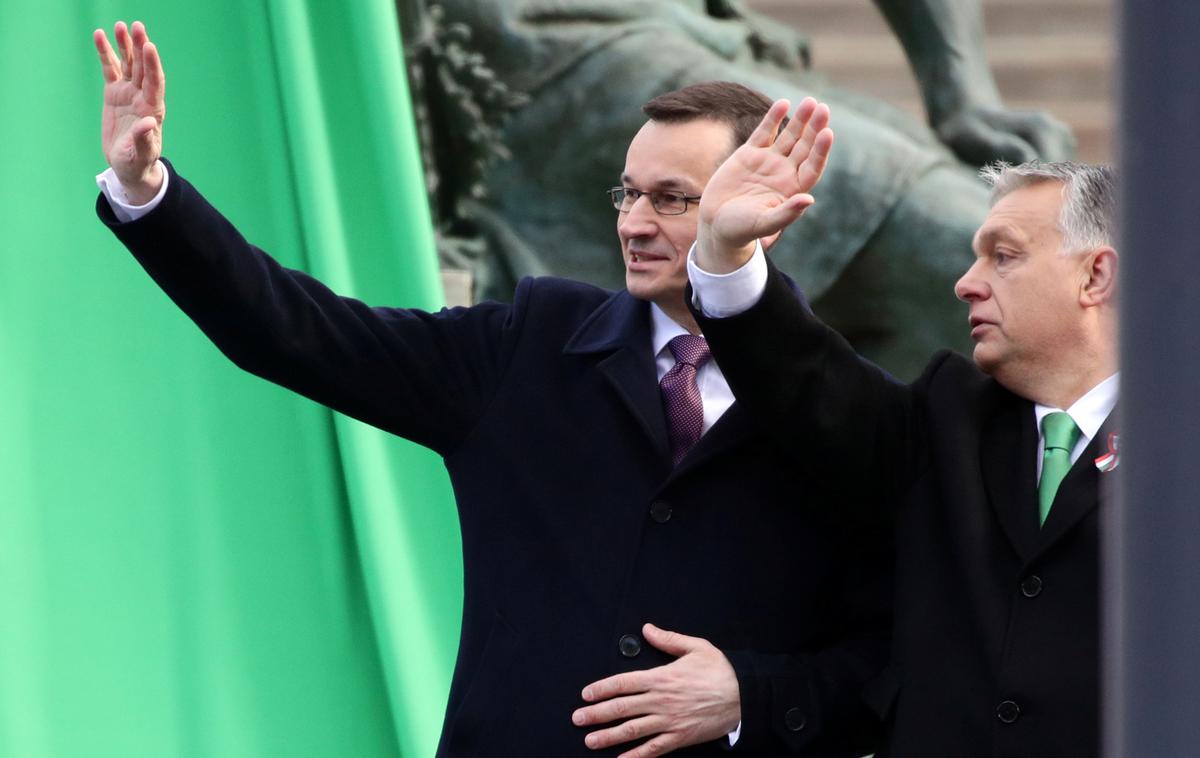 Viktor Orban in Mateusz Morawiecki | "Potrjujem besede premierja Orbana, da so se poti Poljske in Madžarske razšle," je dejal Morawiecki. A je zatrdil, da Poljska ne igra nobene vloge v vojni v Ukrajini. "V vojni se borijo Ukrajinci," je podčrtal. | Foto Reuters
