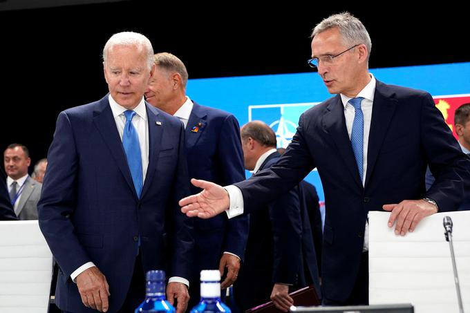 Ameriški predsednik Joe Biden in generalni sekretar zveze Nato Jens Stoltenberg na zasedanju voditeljev Nata v Madridu. | Foto: Reuters