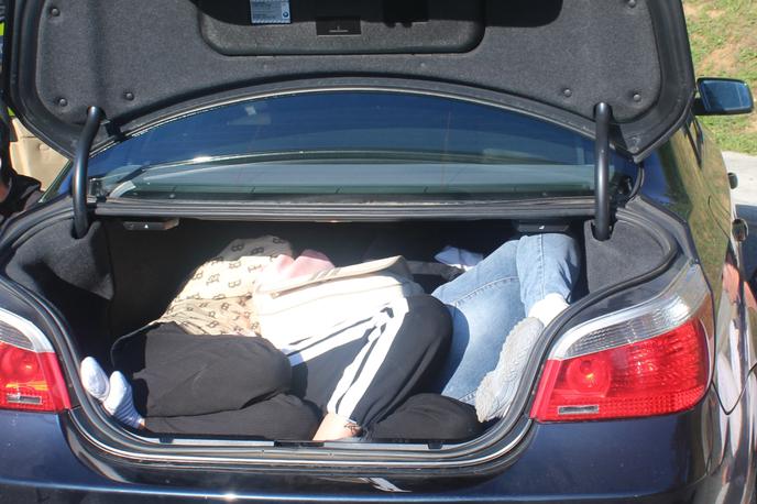 Kitajke skrivala v prtljažniku | Kitajke sta slovenska državljana skrivala v prtljažniku avtomobila. | Foto PU Novo mesto
