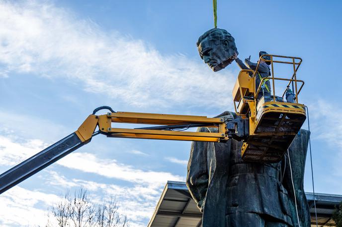 kip Josipa Broza Tita | Velenjska občina je sporočila, da je zoper znanega storilca poškodovanja bronastega kipa Josipa Broza Tita vložila kazensko ovadbo, po oceni nastale škode pa namerava vložiti tudi odškodninski zahtevek. | Foto Bobo