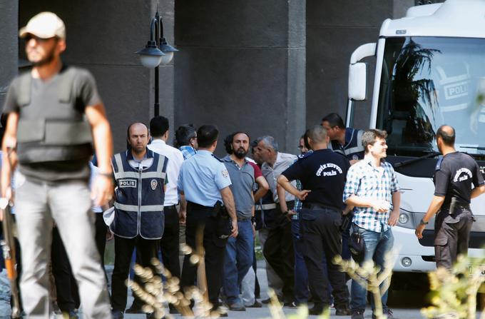 Tudi danes so v Turčiji aretirali veliko oseb, ki naj bi bile povezane s spodletelim državnim udarom. | Foto: Reuters