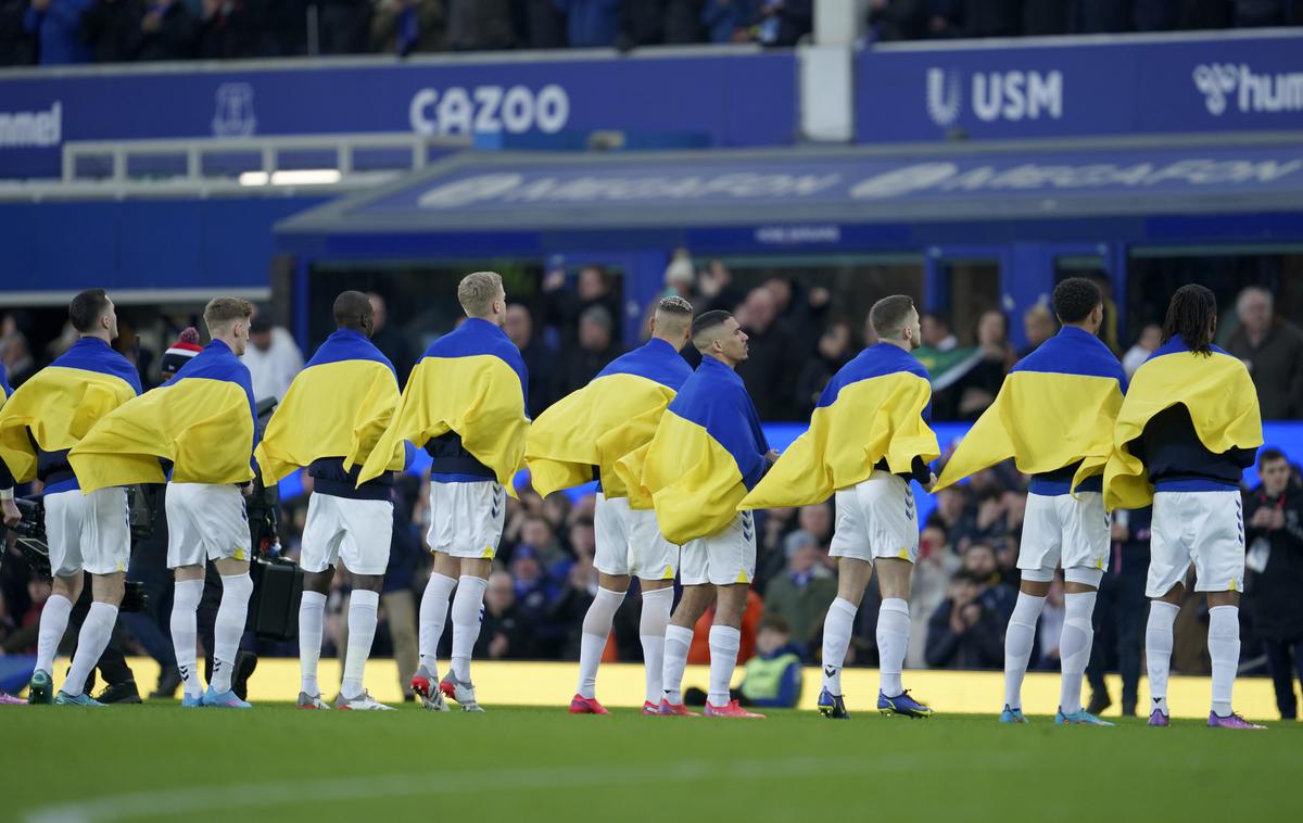 Everton, podpora Ukrajini | Manchester City je gostoval pri Evertonu, takole so se nogometaši slednjega pred tekmo poklonili Ukrajini. | Foto Guliverimage