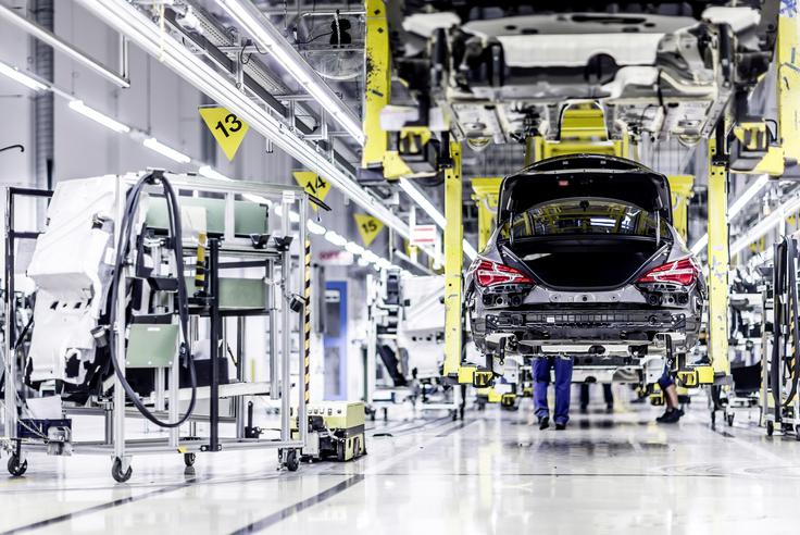 Mercedes-Benz podobno kot druge avtomobilske znamke uvaja vse več različnih modelov in s tem povečuje svojo svetovno prodajo. Lani so prodali več kot dva milijona avtomobilov in z vidika prodaje postali najuspešnejša premium znamka v Evropi.  | Foto: Mercedes-Benz