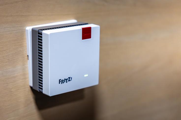 FRITZ!Repeater 1700 se vklopi neposredno v električno vtičnico, zato ne zaseda dragocenega prostora na polici ali kje drugje. | Foto: Gaja Hanuna
