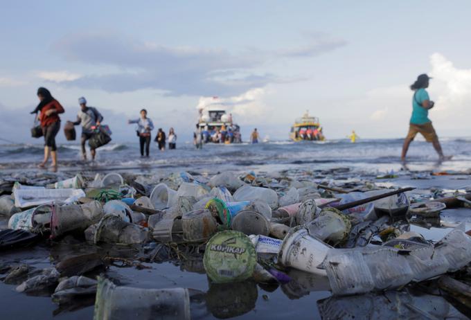 Plastični odpadki na Baliju v Indoneziji. | Foto: Reuters