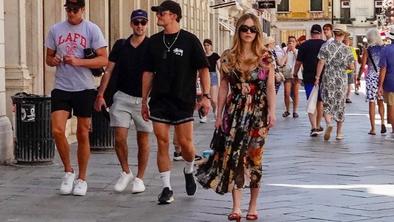 Zapeljiva igralka Sydney Sweeney v središču ljubezenskega trikotnika?