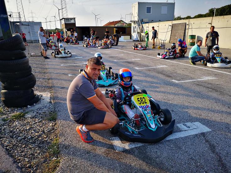 Spomini na začetke v družinskem okviru: oče in sin Kastelic na eni izmed dirk v Avstriji. | Foto: osebni arhiv/Lana Kokl