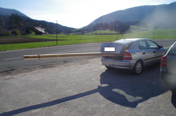 Policisti so pri 13 ustavljenih vozilih ugotovili 30 kršitev s področja socialne zakonodaje, tehnične urejenosti ter kršitve v zvezi s prevozom tovora. | Foto: STA ,
