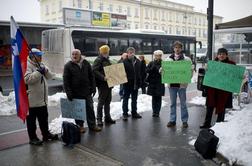 V podporo tožilki s transparenti, zastavo in svečami 