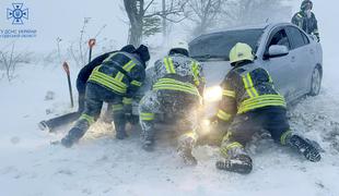 V snežnem neurju na vzhodu Evrope umrlo najmanj deset ljudi #video