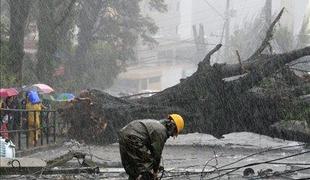 Tajfun Nanmadol pustošil po Filipinih, zdaj grozi Tajvanu
