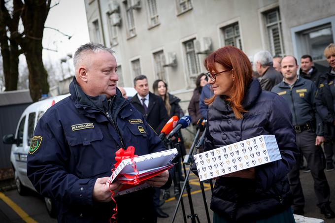 Protestnikom je pred zaporom na Povšetov prisluhnila tudi ministrica za pravosodje Andreja Katič. | Foto: Ana Kovač