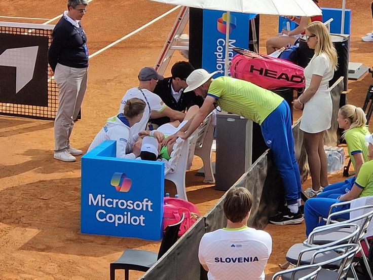 "Hvala vsem za skrb in lepa sporočila po malo nesrečni poškodbi na igrišču." | Foto: B. B.