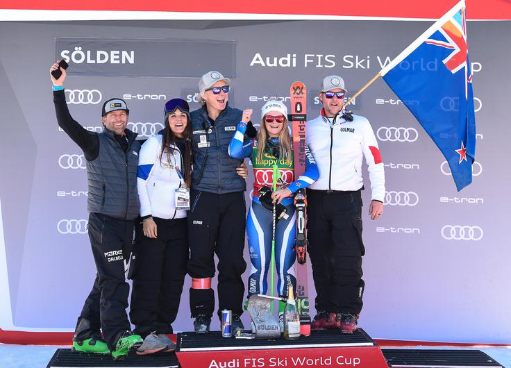 Alice Robinson Alice Robinson s svojim štabom ob zmagi v Söldnu. | Foto: Sportida