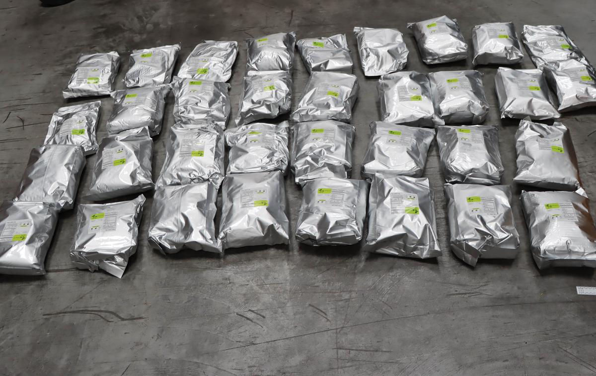 droga, konoplja | Uslužbenci slovenske finančne uprave so v Sežani zasegli pošiljko, ki je bila s Tajske prek Nizozemske poslana v Slovenijo, a bi se morala tja vrniti. Šlo naj bi za devet palet čaja, a je dodaten nadzor pokazal, da se je med čajem skrivala skoraj tona konoplje. Kriminalisti preiskave še niso končali. | Foto PU Koper