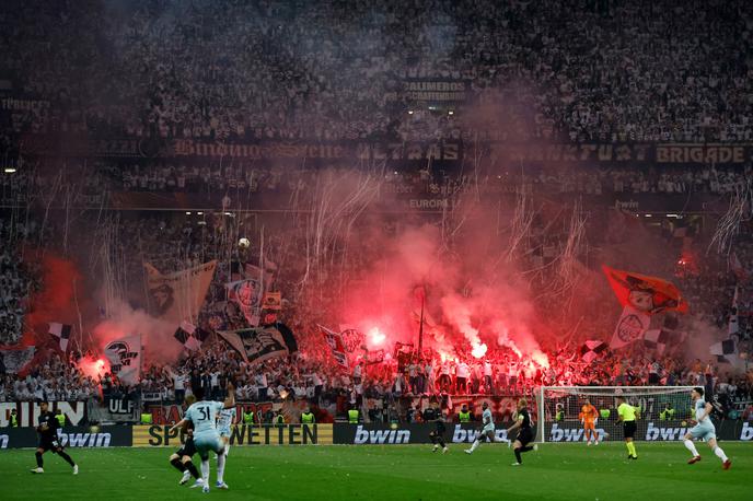 Eintracht Frankfurt navijači | 50.000 vstopnic za javno spremljanje prenosa finalne tekme evropske nogometne lige med Eintrachtom in Glasgow Rangersom ni več. | Foto Reuters