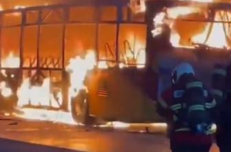 Požar na avtobusu: potnik se je polil z bencinom in zažgal