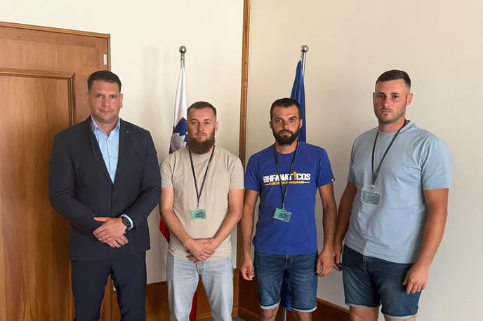 Zoran Stevanović delavci | Stevanović je v svojih prostorih sprejel tri delavce, ki so v podjetju poslanca Resni.ce Mijiča ostali brez plač. | Foto Facebook/Zoran Stevanović