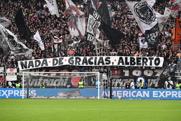 Navijači Eintrachta poslali Albertu Rieri jasno sporočilo