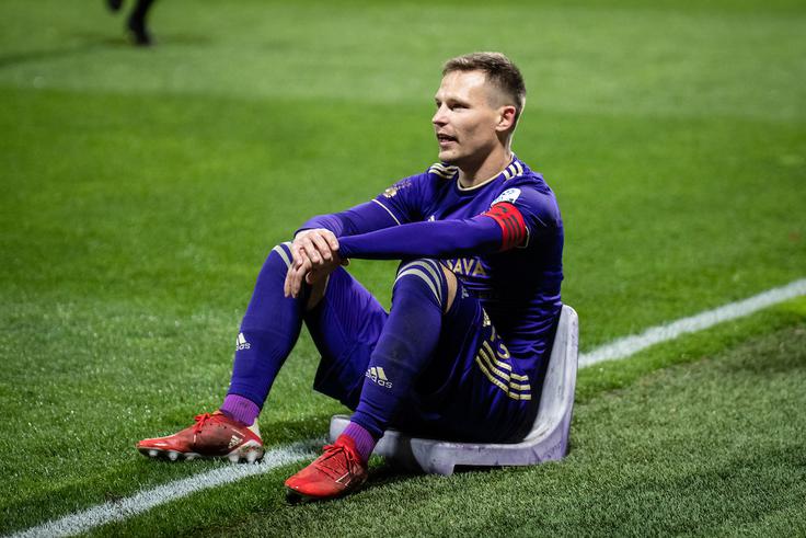 Kapetan Maribora Martin Milec je sedel na polomljeni vijolični stol in si v napetih trenutkih ob koncu prvega dela privoščil malce počitka. | Foto: Blaž Weindorfer/Sportida