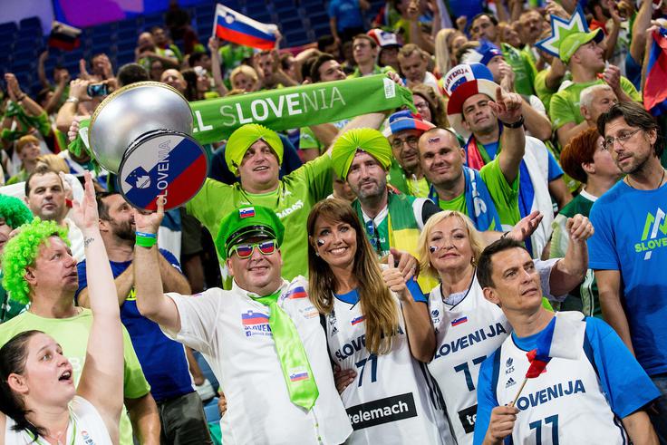 Slovenski navijači so se razveselili zgodovinske zlate medalje. | Foto: 