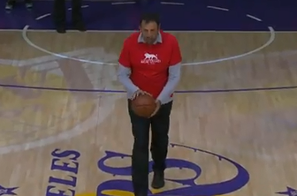 Divac še zna metati na koš, zadel s sredine za 90 tisoč dolarjev (video)