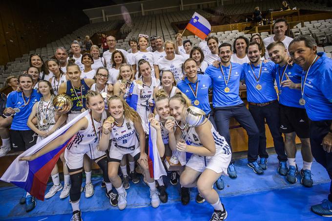 Slovenke se veselijo naslova evropskih prvakinj divizije B. | Foto: FIBA