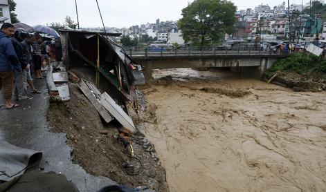 Poplave v Nepalu zahtevale več kot 60 smrtnih žrtev