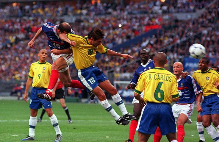 Zinedine Zidane Takole je zabil enega od svojih dveh golov v finalu leta 1998. | Foto: Reuters