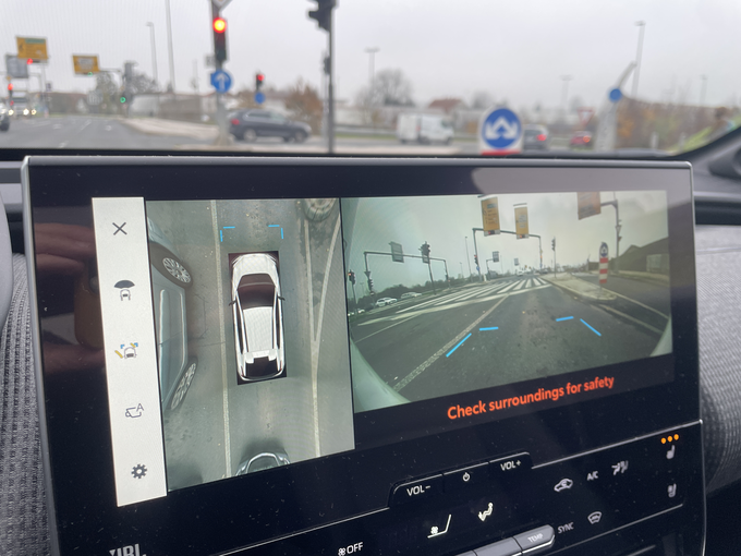 Pohvale za odličen 360-stopinjski pogled okrog vozila. | Foto: Gregor Pavšič
