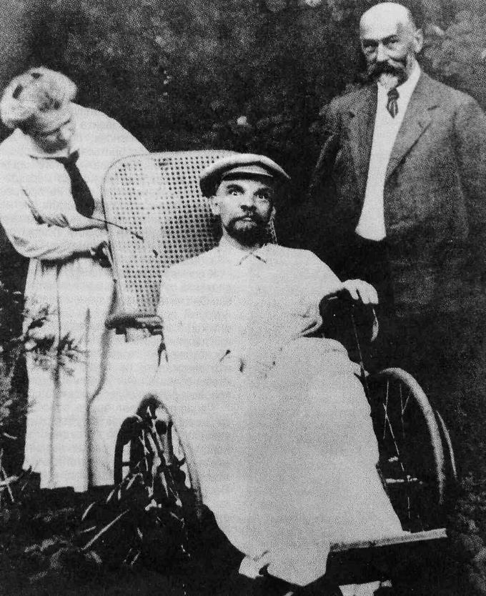 V času nastanka fotografije leta 1923 je Lenin prestal že tri kapi in bil povsem nem. Umrl je le nekaj mesecev pozneje, 21. januarja 1924. | Foto: 