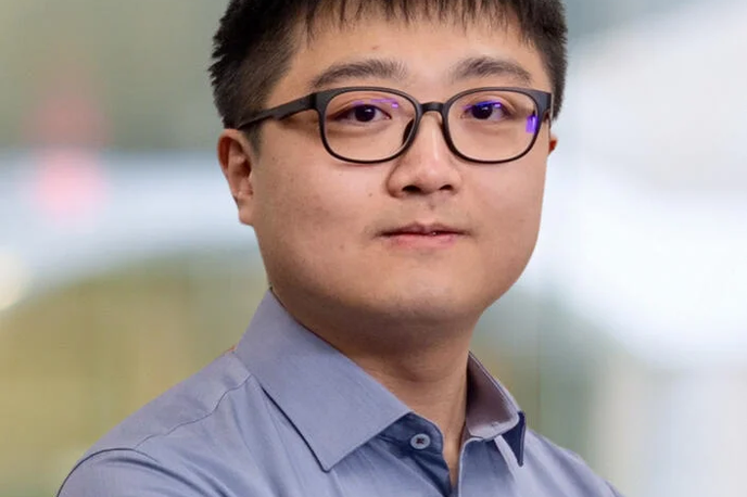 Danhao Wang | Danhao Wang je na Univerzo v Michiganu prišel leta 2022 kot podoktorski raziskovalec v laboratorij profesorja Zetiana Mija, enega vodilnih svetovnih strokovnjakov za napredne polprevodnike, ključne za naslednjo generacijo energetsko učinkovitih naprav.