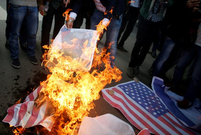 Na protestih so zažigali ameriško zastavo. | Foto: Reuters