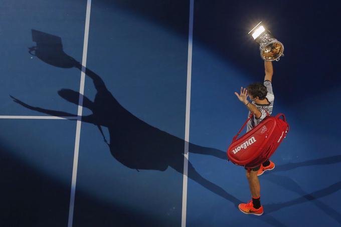 Švicarski tenisač Roger Federer se veseli zmage nad Špancem Rafaelom Nadalom v finalu teniškega turnirja Australian Open, januar 2017. | Foto: Reuters