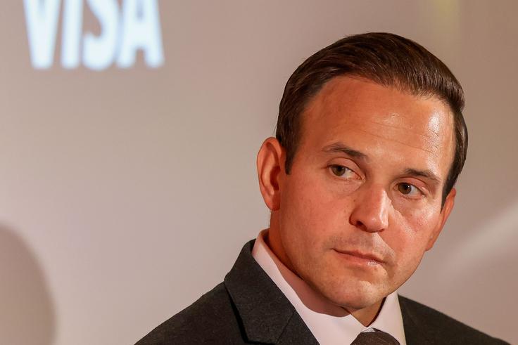 "Ker je težje neposredno napadati plačilne sisteme, goljufi vse pogosteje ciljajo na ljudi z ribarjenjem podatkov (phishing), lažnim predstavljanjem in socialnim inženiringom." | Foto: VISA