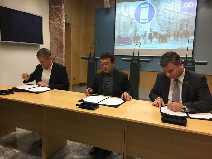 Podpis pogodbe med ministroma Koprivnikarjem in Gašperšičem ter Matejem Čerom, ki je vodja projekta Avant2Go. | Foto: Gregor Pavšič