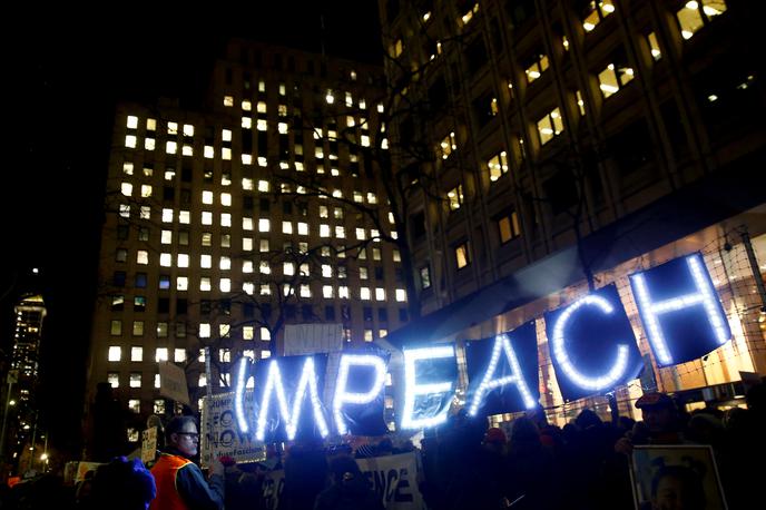 Protestniki v Seattlu | Protestniki v Seattlu podpirajo ustavno obtožbo zoper predsednika ZDA Donalda Trumpa. | Foto Reuters