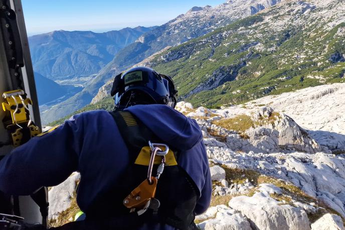 Nesreča na Bovškem | V okviru policijske preiskave je bilo ugotovljeno, da je 40-letni padalec okoli 11. ure skočil z Mangarta z 2.580 metrov nadmorske višine in z wingsuit obleko jadral v smeri Mangartskega sedla. | Foto PU Nova Gorica
